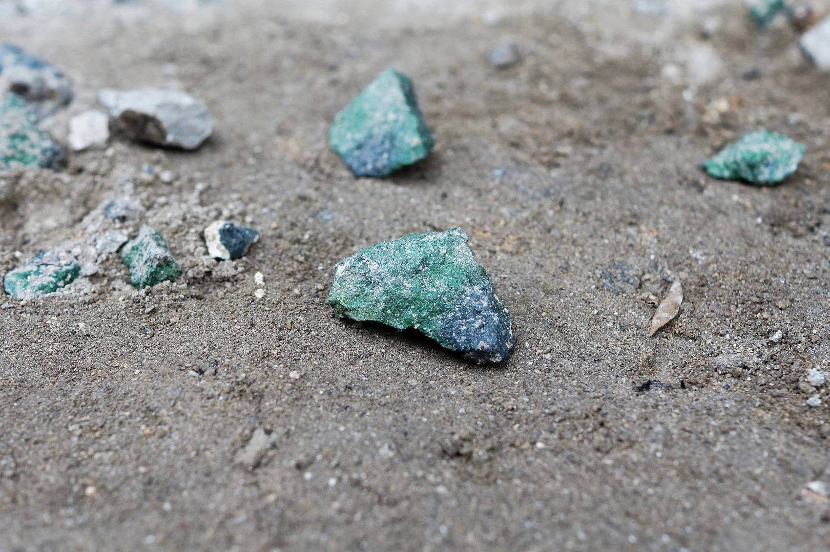 J'ai trouvé des émeraudes Vleus (I found Grue emeralds), rocks, blue and green spray paint, 2015